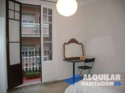 HABITACIÓN CON BALCÓN EN PISO MUY LINDO!