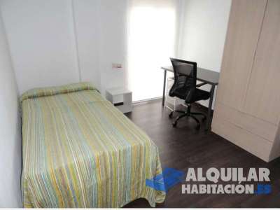 Habitación individual con baño y cocina privados en piso de 4 habitaciones.