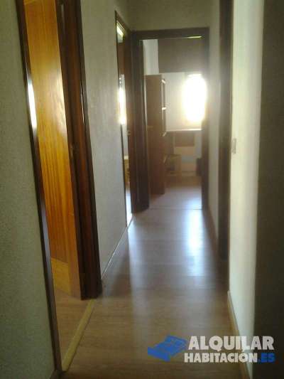 se alquila 1 habitación en piso compartido. completamente exterior, luminoso y soleado. céntrico y