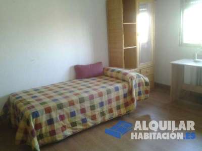 se alquila 1 habitación en piso compartido. completamente exterior, luminoso y soleado. céntrico y