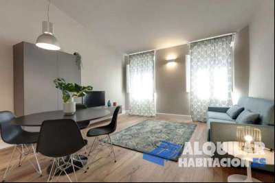 El apartamento tiene 2 dormitorios y 2 baños