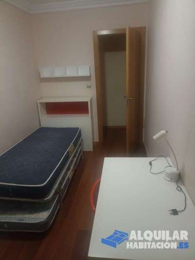 habitación en centro, cercano a la estación intermodal, y situado en zona de abundantes locales de