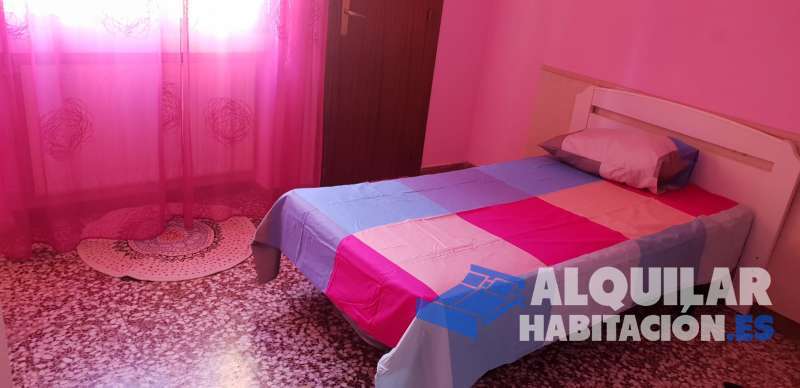 Foto 4095 Tengo habitación LIBRE, mediana. REQUISITOS: SOLO PARA CHICA. NO FUMADORA. OBLIGATORIO D.N.I. TRABAJO DEMOSTRABLE. NO COBRO FIANZA. **NO HAGO RESERVA