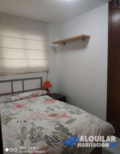 habitación individual, para una sola persona, cama doble en piso de tres habitaciones y dos baños 