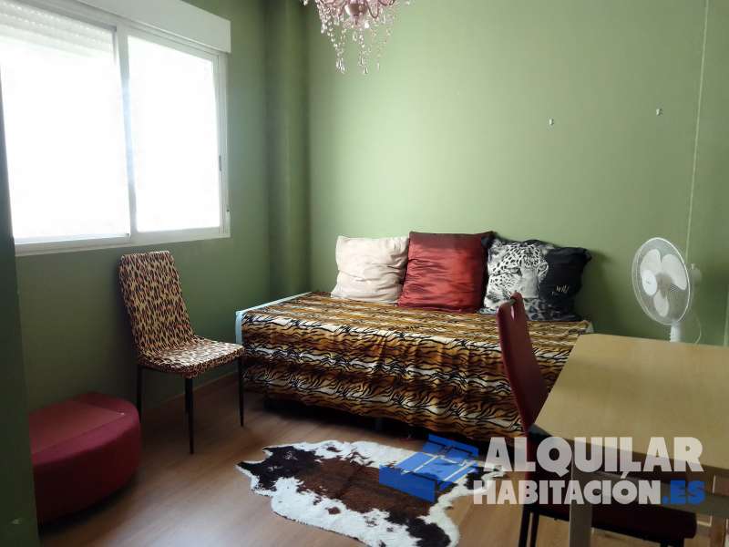 Foto 4123 Hola, soy Carmen, alquilo una habitación individual para una sola persona en mi ático en Moncofar pueblo, yo vivo en el apartamento, 400 euros/mes i