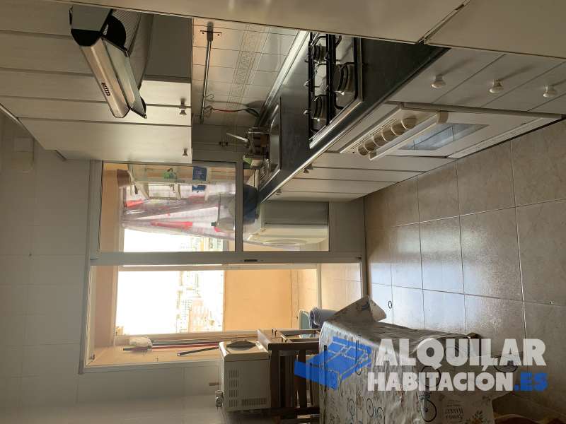 Foto 4149 Luminosa habitación con baño completo en un piso con tres habitaciones y tres baños, con cocina, salón y terraza. Compartido con dos chicas, estud