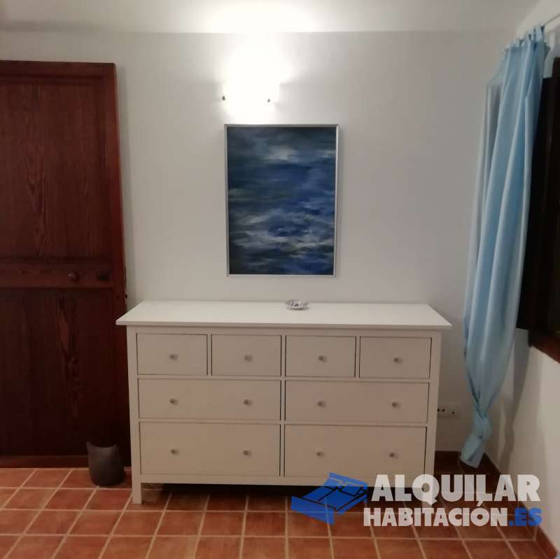 Foto 4182 Se alquila amplia habitación en una preciosa casa de campo situada en Llucmajor, ideal para estancias temporales o alquiler por meses.
La habitació