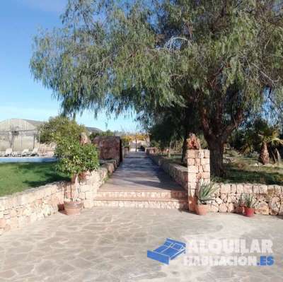 se alquila amplia habitación en una preciosa casa de campo situada en llucmajor, ideal para estanci