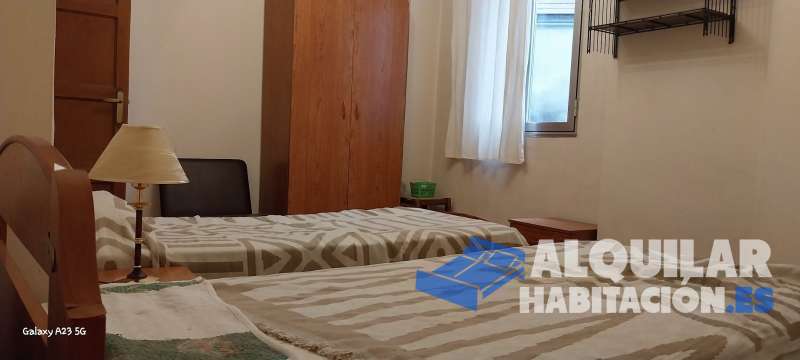 Foto 4202 Esta habitación amueblada se ofrece en alquiler por 380 euros mensuales, con gastos incluidos. Dispone de calefacción eléctrica y acceso a internet